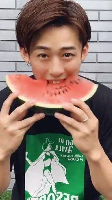 吃瓜网红小哥哥是谁啊视频,视频走红背后的故事